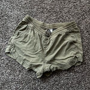 🍊3/$10 H&M Green Shorts